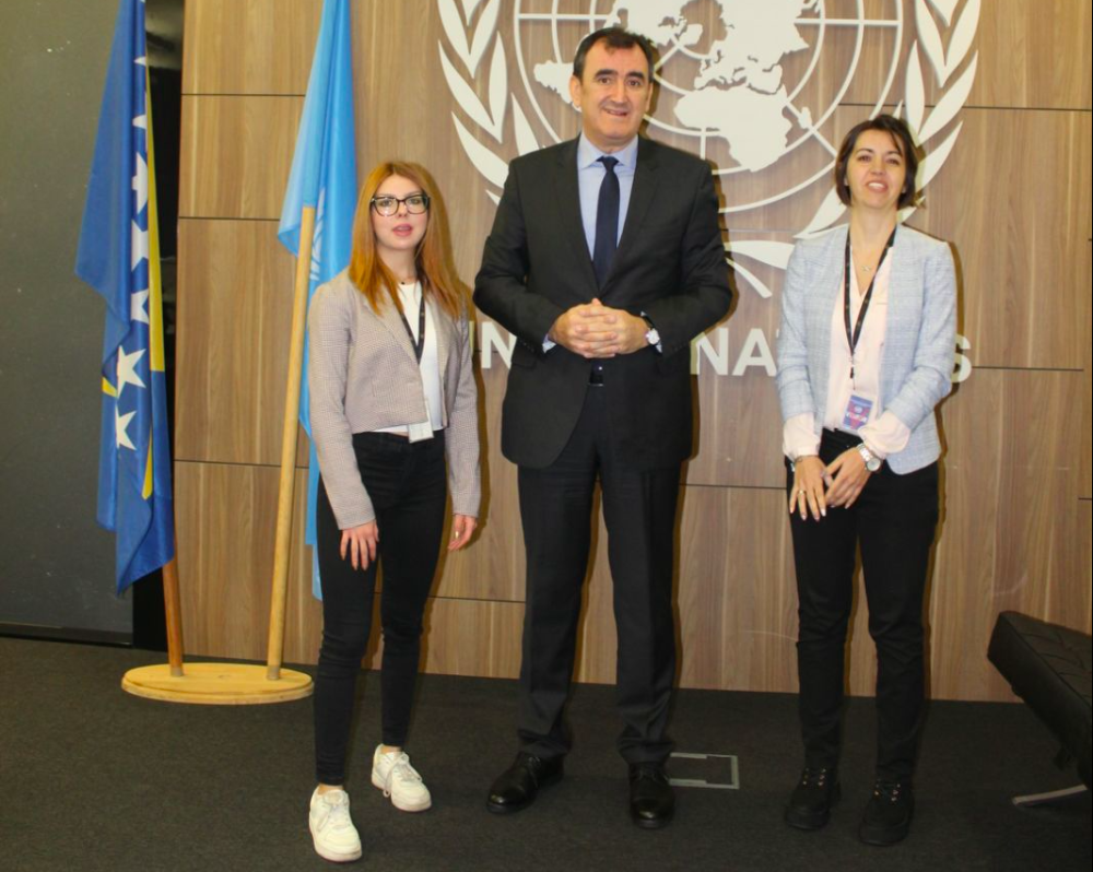 U sklopu kampanje protiv govora mržnje, plasiranja svih vrsta dezinformacija i lažnih vijesti, te drugih oblika negativnih poruka u medijima i društvenim mrežama, UNESCO je uz pomoć Evropske unije pokrenuo kampanju edukacije mladih ljudi u cilju jačanja njihove otpornosti na širenje govora mržnje. S tim u vezi, pokrenut je i konkurs ““Probudi svoju kreativnost” čiji je cilj bio potaknuti kreativnost kod mladih ljudi u promoviranju istinskih društvenih vrijednosti i pozitivnih priča iz njihovih lokalnih sredina. Tako smo pozvali mlade širom Bosne i Hercegovine da nam dostave svoje literarne radove, foto priče i videa o pozitivnim pričama iz njihovih lokalnih sredina. Na adresu UNESCO su došli mnogobrojni, sjajni radovi, a stručni žiriji je odabrao tri najbolja: Tako je prvo mjesto osvojila autorica Nine Kurt (Sarajevo) sa radom "Pretvaranje govora mržnje u govor ljubavi”. To je priča o Povorci ponosa te kako se riječi mržnje mogu neutralisati porukama ljubavi. Drugo mjesto je pripalo radu "Lift u školi” autorice Klare Krešić (Stolac) koja nam je na vrlo emotivan i zanimljiv način, kroz foto slajdove, ispričala priču o borbi za ugradnju lifta u njenoj školi za djevojčicu koja ne može da hoda. Treće plasirana priča je "Reciklaža u mojoj općini” autora Tarik Bašinca (Sarajevo) koji nam je kroz foto-priču pokazao kako je nastalo reciklažno dvorište u njegovoj općini. Najbolji radovi će biti objavljeni na kanalima komunikacije UNESCO, a autori će biti nagrađeni lijepim poklonima. Čestitamo svim autorima!