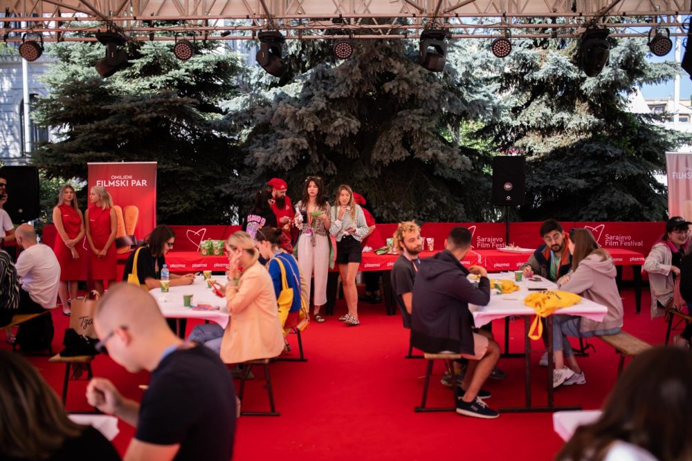 Ekopak sa zadovoljstvom najavljuje svoju podršku organizaciji Festivalskog doručka u organizaciji kompanije Bambi, u okviru prestižnog Sarajevo Film Festivala. Događaj se održao u Sarajevu, u nedjelju, 13. augusta, na Festivalskom trgu (kod Narodnog pozorišta), od 9 do 10 sati. Tom prilikom domaćin Bambi u saradnji sa brendom Plazma, predstavio je inovativni pristup smanjenju ekološkog otiska putem reciklabilnog otpada. Ideja ovog događaja je usmjerena ka promociji održive prakse i odgovornog ponašanja prema okolini. Svi prisutni su imali priliku uživati u jedinstvenom doručku uz korištenje isključivo reciklabilnog pribora, uključujući tanjiriće, escajg i ostale potrepštine. Ovaj inovativni korak ima za cilj podizanje svijesti o značaju recikliranja i smanjenja otpada u svakodnevnom životu. Ekopak je preuzeo važnu ulogu u ovom događaju, osiguravajući stručno vođenje u procesu sakupljanja i prijevoza ambalažnog otpada koji se generirao tokom Festivalskog doručka. Sav sakupljeni otpad će biti transportovan na reciklažu. “Održivost je ključna za budućnost naše planete i mi smo posvećeni podržavanju inicijativa koje doprinose očuvanju okoliša. Saradnja sa Bambijem na Sarajevo Film Festivalu predstavlja izvanredan korak ka širenju svijesti o recikliranju i smanjenju otpada među građanima i posjetiocima ovog događaja”, poručuju iz Ekopaka. Brend Plazma, kompanije Bambi i ove godine sa ponosom ističe svoju tradicionalnu podršku Sarajevo Film Festivalu kao srebrni sponzor, koji se u glavnom gradu Bosne i Hercegovine održava 29. put. Tim povodom organizovan je festivalski doručak za predstavnike medija, partnere i prijatelje brenda, ali i Festivala, a centralna zvijezda bila je, naravno, Plazma. Ovom prilikom istaknuto je kako je Plazma jedan od omiljenih brendova u Bosni i Hercegovini, ali i regionu, a prisutni su probali različita ukusna slatka i slana jela od Plazme.