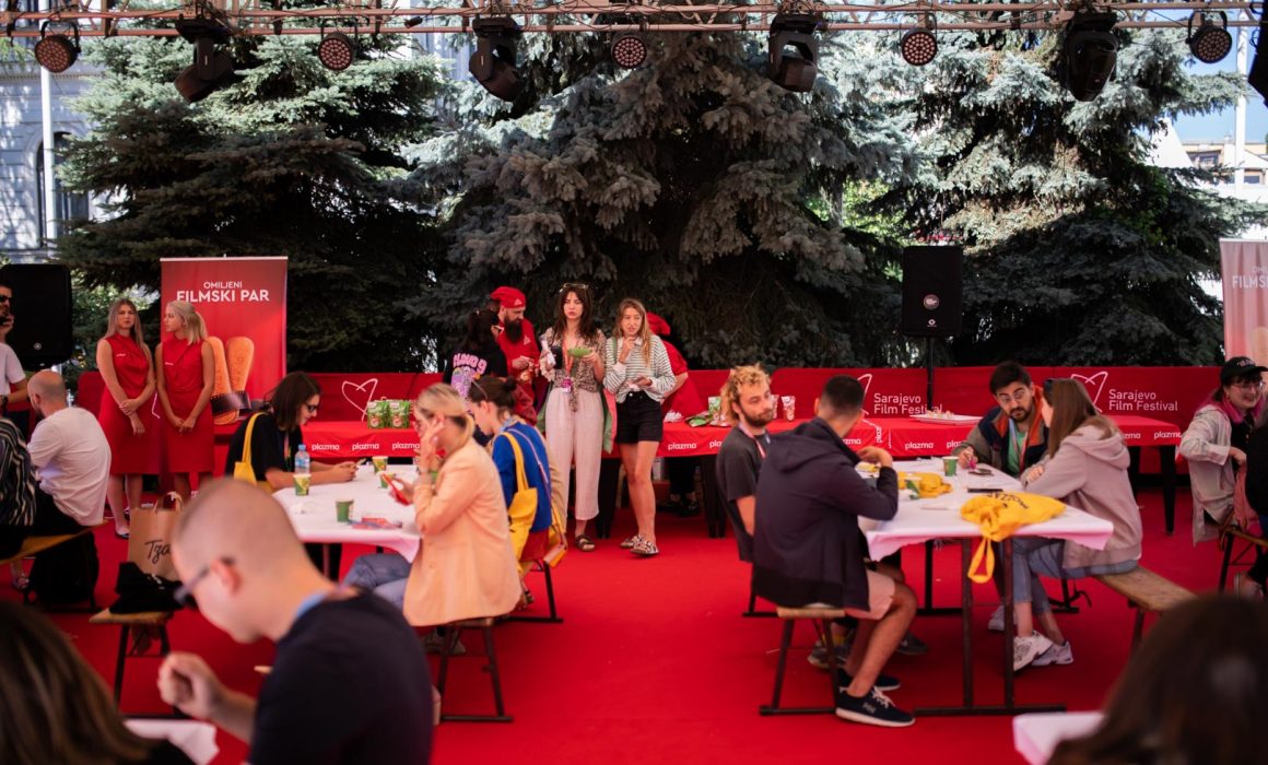 Ekopak sa zadovoljstvom najavljuje svoju podršku organizaciji Festivalskog doručka u organizaciji kompanije Bambi, u okviru prestižnog Sarajevo Film Festivala. Događaj se održao u Sarajevu, u nedjelju, 13. augusta, na Festivalskom trgu (kod Narodnog pozorišta), od 9 do 10 sati. Tom prilikom domaćin Bambi u saradnji sa brendom Plazma, predstavio je inovativni pristup smanjenju ekološkog otiska putem reciklabilnog otpada. Ideja ovog događaja je usmjerena ka promociji održive prakse i odgovornog ponašanja prema okolini. Svi prisutni su imali priliku uživati u jedinstvenom doručku uz korištenje isključivo reciklabilnog pribora, uključujući tanjiriće, escajg i ostale potrepštine. Ovaj inovativni korak ima za cilj podizanje svijesti o značaju recikliranja i smanjenja otpada u svakodnevnom životu. Ekopak je preuzeo važnu ulogu u ovom događaju, osiguravajući stručno vođenje u procesu sakupljanja i prijevoza ambalažnog otpada koji se generirao tokom Festivalskog doručka. Sav sakupljeni otpad će biti transportovan na reciklažu. “Održivost je ključna za budućnost naše planete i mi smo posvećeni podržavanju inicijativa koje doprinose očuvanju okoliša. Saradnja sa Bambijem na Sarajevo Film Festivalu predstavlja izvanredan korak ka širenju svijesti o recikliranju i smanjenju otpada među građanima i posjetiocima ovog događaja”, poručuju iz Ekopaka. Brend Plazma, kompanije Bambi i ove godine sa ponosom ističe svoju tradicionalnu podršku Sarajevo Film Festivalu kao srebrni sponzor, koji se u glavnom gradu Bosne i Hercegovine održava 29. put. Tim povodom organizovan je festivalski doručak za predstavnike medija, partnere i prijatelje brenda, ali i Festivala, a centralna zvijezda bila je, naravno, Plazma. Ovom prilikom istaknuto je kako je Plazma jedan od omiljenih brendova u Bosni i Hercegovini, ali i regionu, a prisutni su probali različita ukusna slatka i slana jela od Plazme.